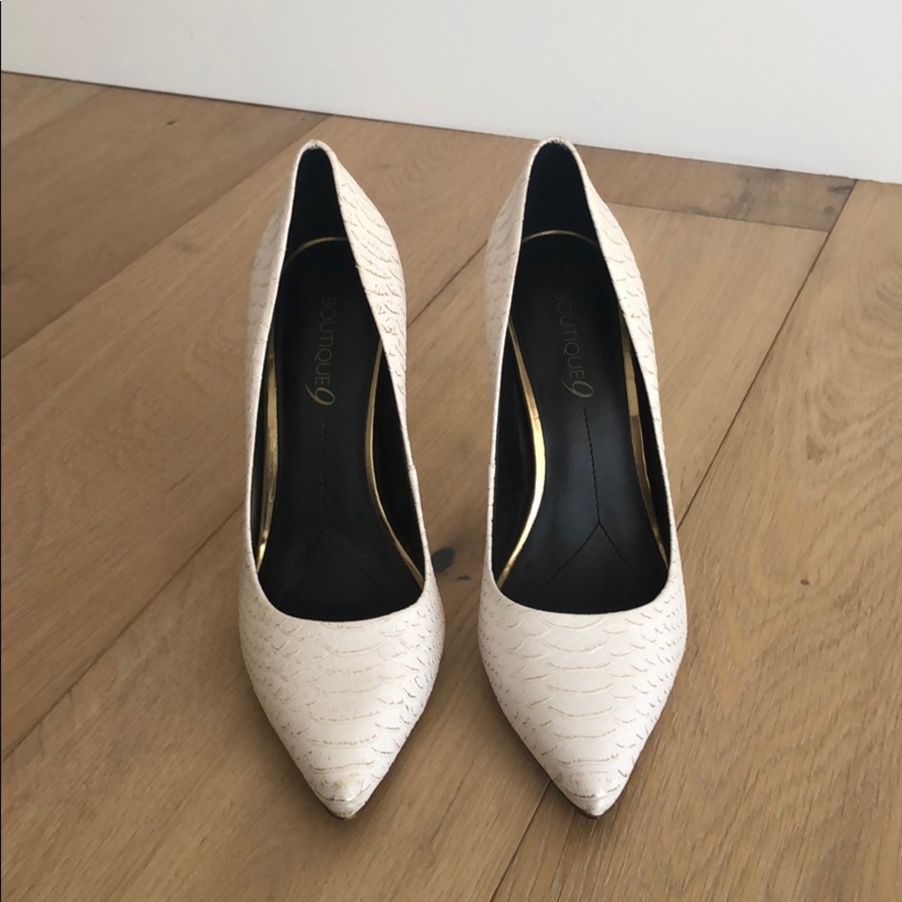 Boutique 9 white pumps